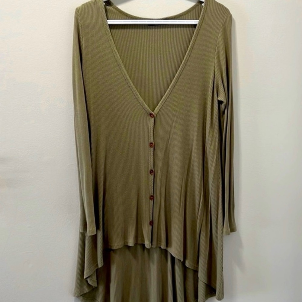 Women’s Final Touch olive green ribbed high low hem cardigan with wooden buttons